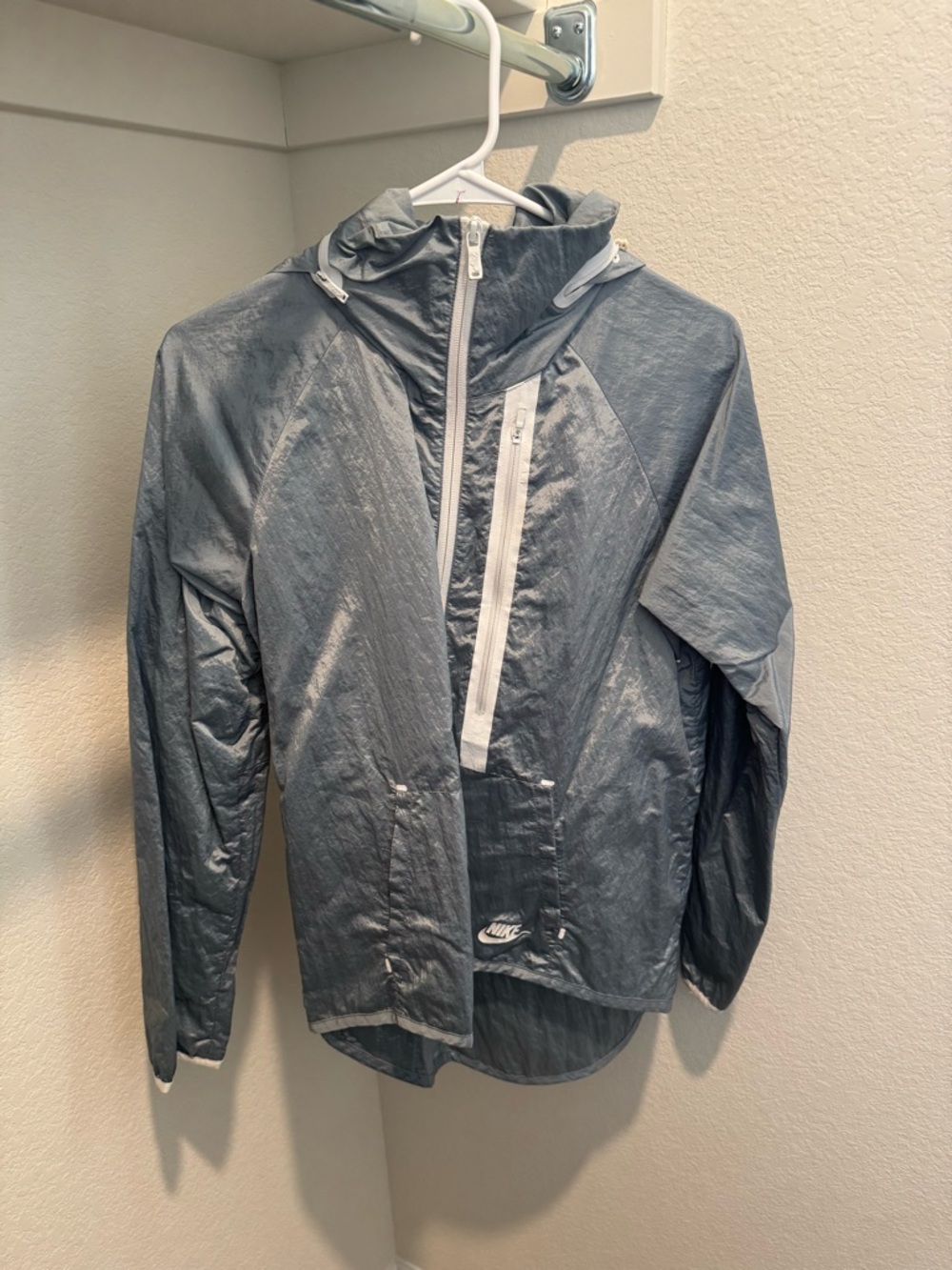 Nike Men's Hooded Windbreaker Jacket in Gray with White Accents
